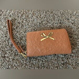 NWT Betsey Johnson Kara Embossed Flowers Zip Wallet Wristlet Brown With Gold Bow